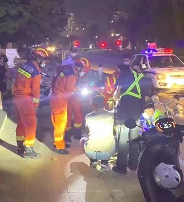 小男孩右脚被夹在车轮中 广东省中山警民合力施救