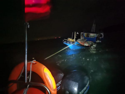广东大亚湾公安紧急救援遇险渔船