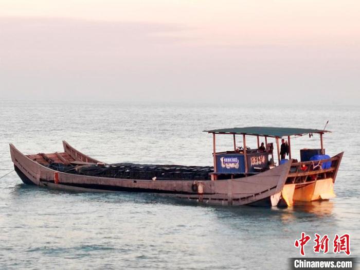 广西海警涠洲岛海域查扣涉走私海蜇约60吨