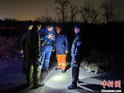 两男子秦岭游玩迷路被困 警民联动深夜成功施救