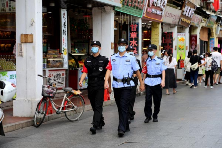 广东潮州特警“红袖章”：穿梭于大街小巷 解决群众急难愁盼