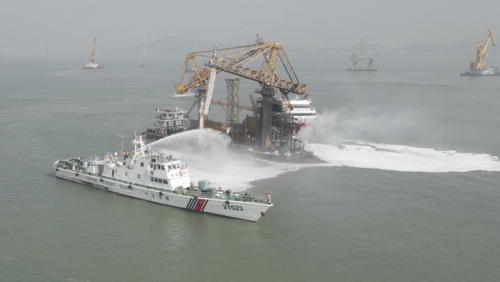 广东海警联合海事等地方部门救助一艘失火工程船