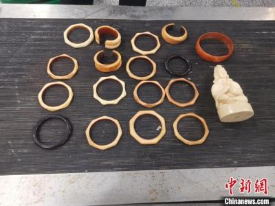 上海浦东国际机场海关在入境旅检渠道查获象牙制品十余件