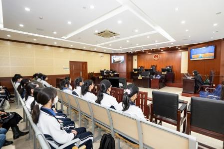 深圳宝安法院组织高中学生旁听庭审