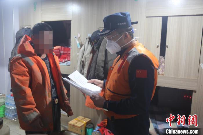 上海海警局护航保障海底光缆安全通畅