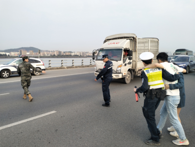 广东深圳海警执法员救助受伤群众