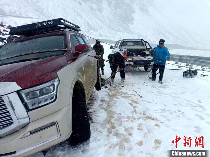 骑行游客遭雪崩被困 西藏林芝警民联合全力救援