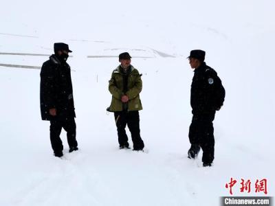 骑行游客遭雪崩被困 西藏林芝警民联合全力救援