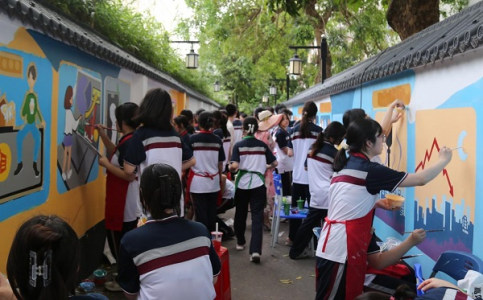 广东珠海公安联合打造平安文化“长廊” 激发一群高二美术生创意墙绘巷道