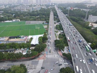 广州交警“借道左转”助力提高路口通行效率