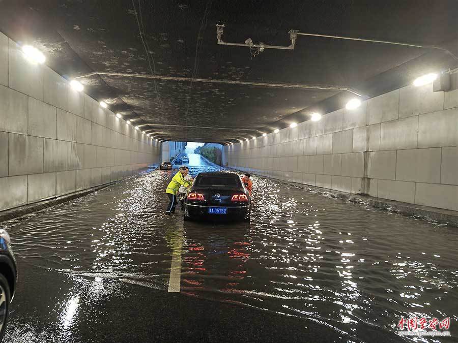 坚守风雨中 这身影让人心安