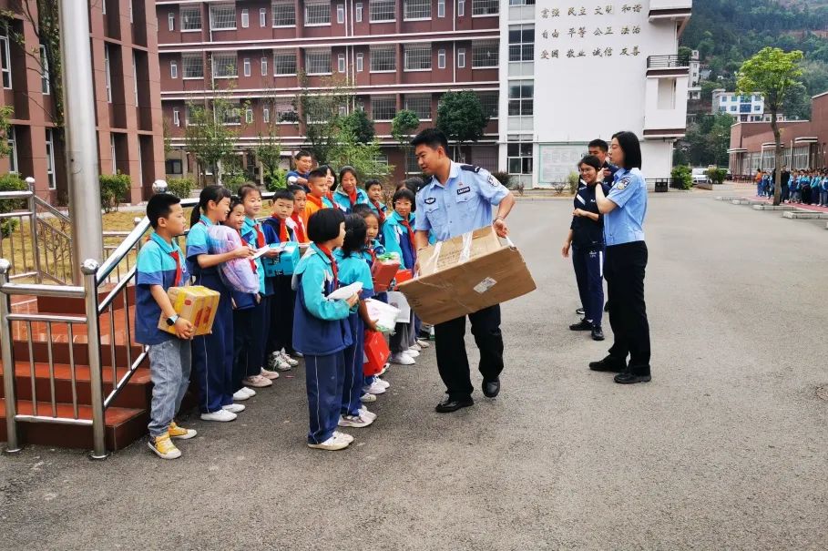 这些警校生，用一年的时间，做了一件终生难忘的事！