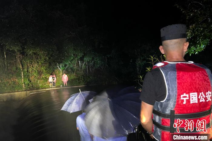 安徽宁国：暴雨突袭 警民合力援救遇险游客
