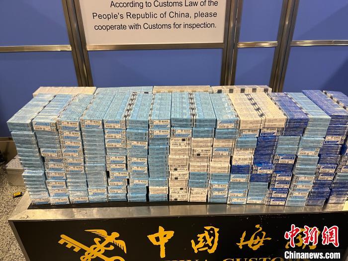 上海浦东国际机场海关在旅检渠道查获9万余支卷烟电子烟