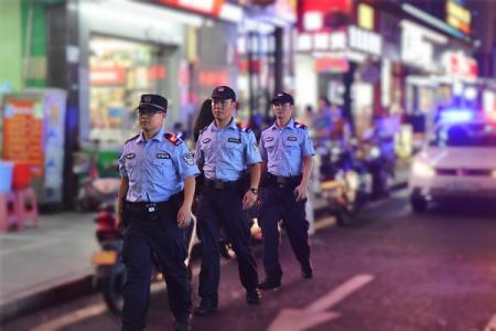 深圳公安开展夏夜治安巡查宣防第四次集中统一行动