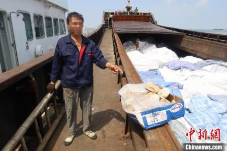 星夜出击 上海海警局深夜查获走私冻品400余吨