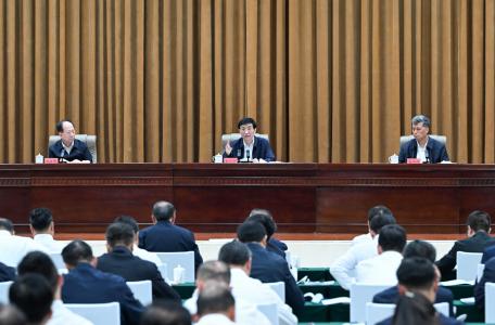 第九次全国对口支援新疆工作会议召开 王沪宁出席并讲话