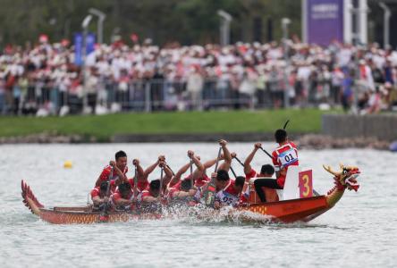 中国队收获龙舟男、女500米直道竞速赛金牌