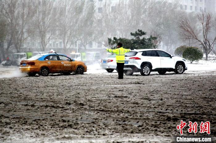 哈尔滨市公安民警全力备战暴风雪天气