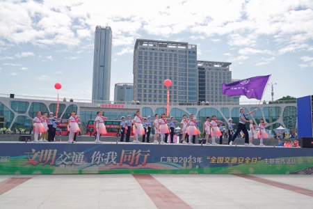 广州交警开展第十二个“全国交通安全日”主题宣传活动