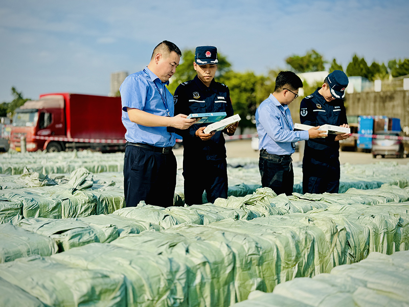 广东海警局查获走私香烟近十万条