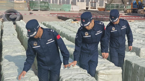 广东海警偶遇可疑货船  现场查获走私香烟近十万条