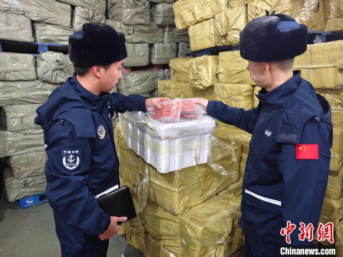 辽宁海警局查获两起走私海产品案 查扣38吨海产品案值260万元