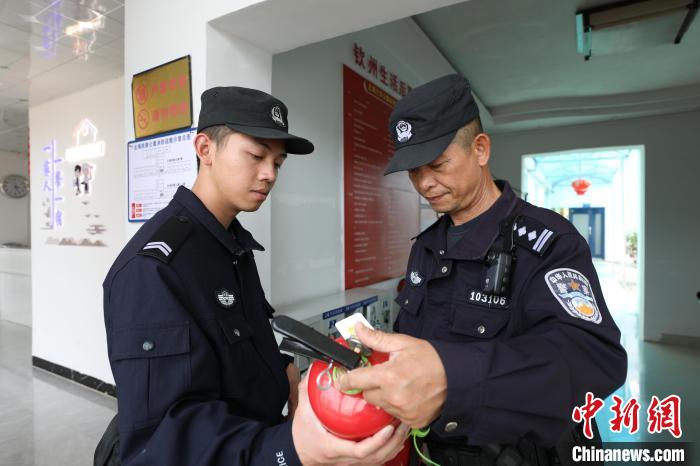 广西北海六旬铁警站好最后一班岗 传好平安“接力棒”