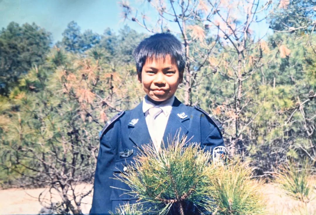 曾经偷穿爸爸警服的小女孩，把荣誉证书带到了父亲墓前