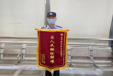 广州铁路公安局惠州公安处普宁站派出所一周内收到三面锦旗