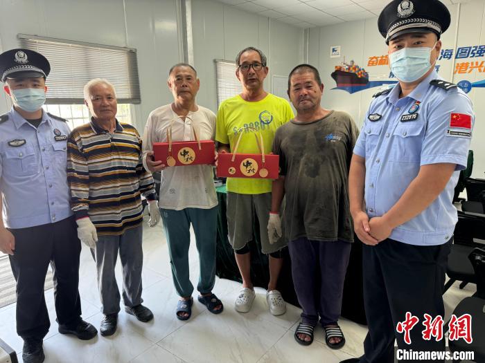 福建漳州边检站民警与台胞共迎中秋叙团圆